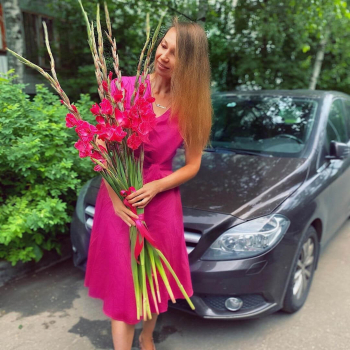 9 ярко-розовых гладиолусов в букете 9 ярко-розовых гладиолусов в букете