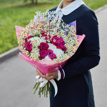 Малиновые розы с ромашками - 31 шт. Малиновые розы с ромашками - 31 шт.