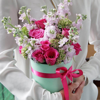 Маттиолы с розами в коробке - 19 шт.