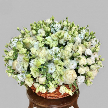 51 маттиола с эустомой в корзине