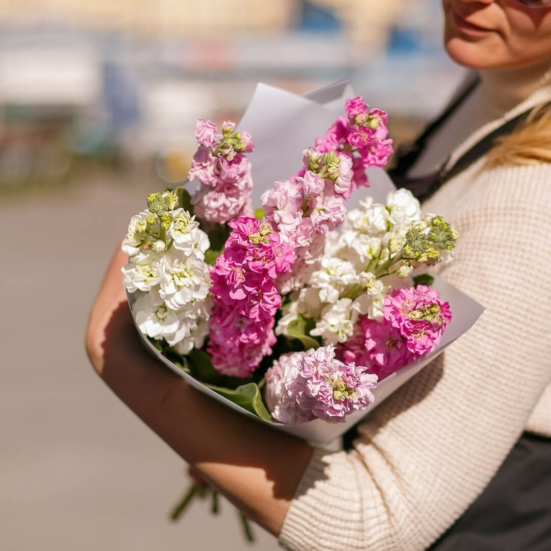 9 бело-розовых маттиол в букете