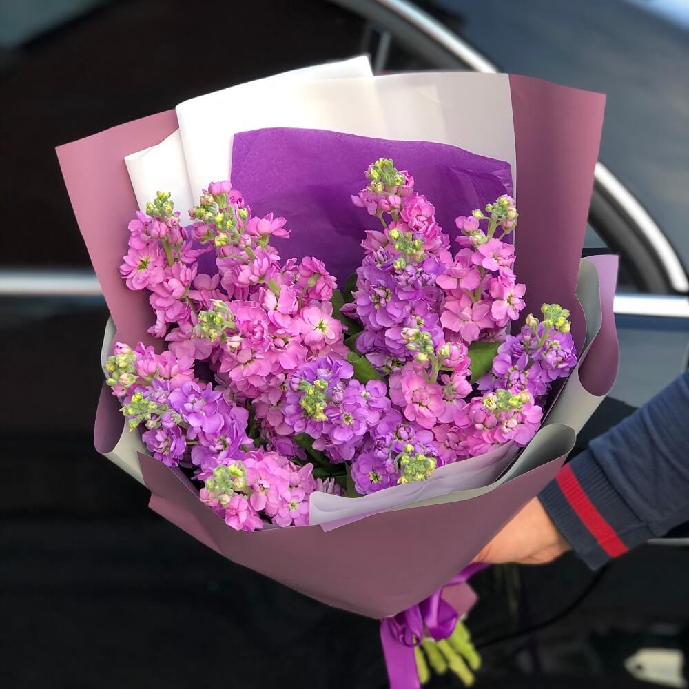 19 розово-фиолетовых маттиол в букете
