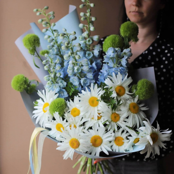 Букет из дельфиниума и ромашек - 29 шт. Букет из дельфиниума и ромашек - 29 шт.