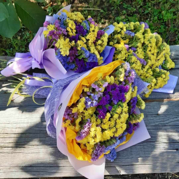 29 разноцветной статицы в букете