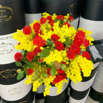 Кустовые розы с мимозой - 19 шт. Кустовые розы с мимозой - 19 шт.
