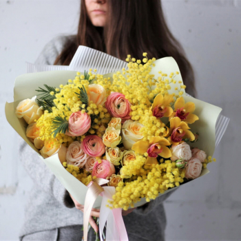 Ранункулюсы с мимозой - 29 шт. Ранункулюсы с мимозой - 29 шт.