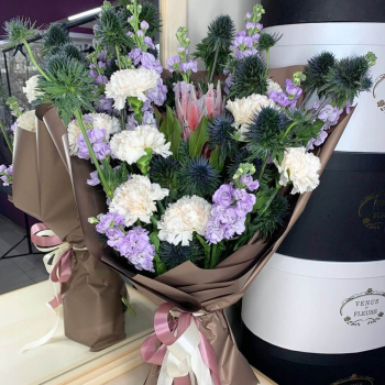 Эрингиум с эустомой - 29 шт. Эрингиум с эустомой - 29 шт.