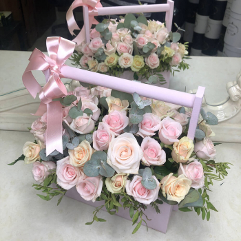 31 белая роза с эвкалиптом в кашпо 31 белая роза с эвкалиптом в кашпо