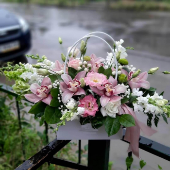 Орхидеи и эустомы в кашпо - 21 шт. Орхидеи и эустомы в кашпо - 21 шт.