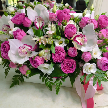 Пионовидные розы с орхидеей - 25 шт. Пионовидные розы с орхидеей - 25 шт.