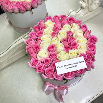 51 розовая роза с белой буквой