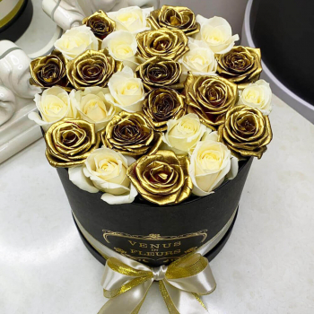 19 бело-золотых роз в коробке 19 бело-золотых роз в коробке