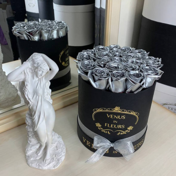 19 серебряных роз в коробке 19 серебряных роз в коробке