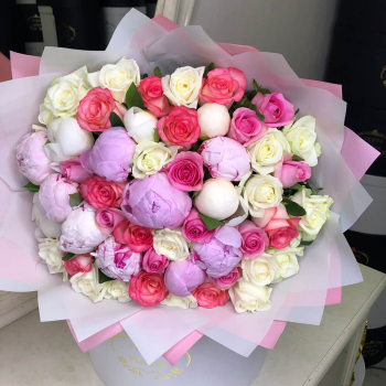 Розы с пионами в букете - 51 шт. Розы с пионами в букете - 51 шт.