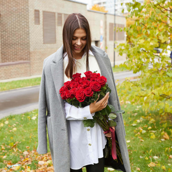 19 красных роз в букете - 80 см.