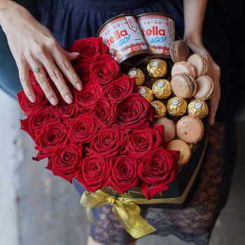 Красные розы со сладостями от 41 шт.
