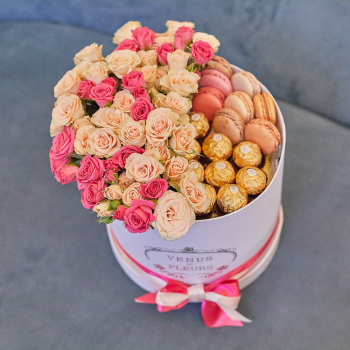 Кустовые розы со сладостями от 41 шт. Кустовые розы со сладостями от 41 шт.