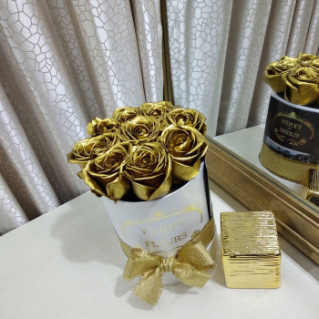 11 золотых роз в коробке