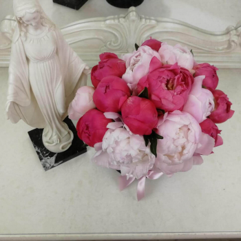 19 розово-малиновых пионов в коробке 19 розово-малиновых пионов в коробке