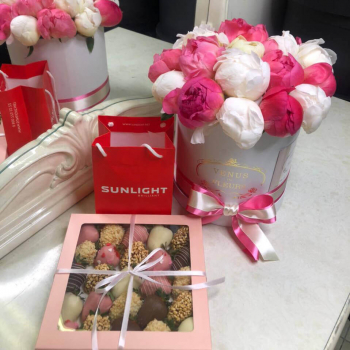 19 бело-розовых пионов в коробке 19 бело-розовых пионов в коробке