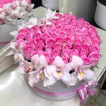 Розовые розы с орхидеями - 81 шт.