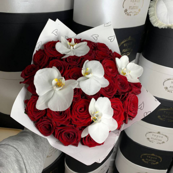 Красные розы с орхидеей - 25 шт. Красные розы с орхидеей - 25 шт.