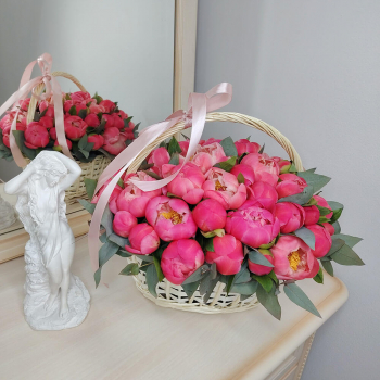 Коралловые пионы в корзине - 51 шт. Коралловые пионы в корзине - 51 шт.