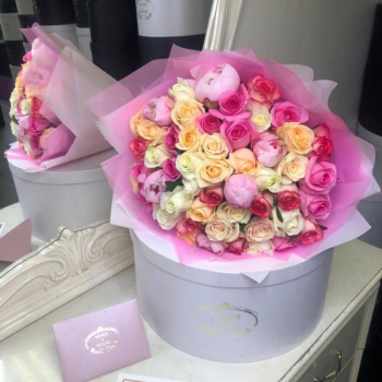 Розы с пионами в букете - 51 шт.