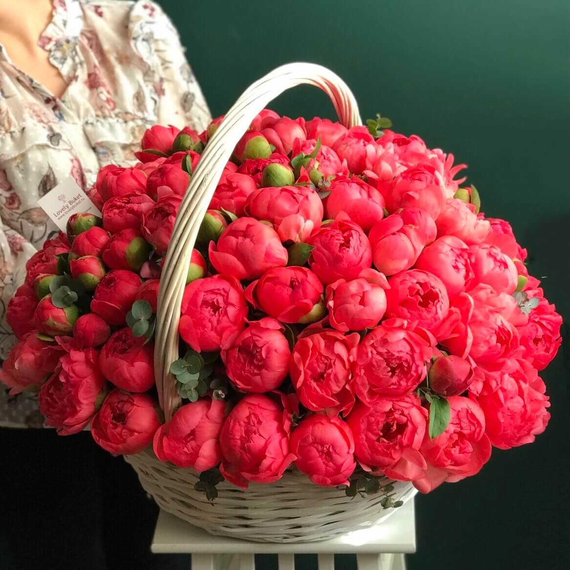 Коралловые пионы в корзине - 101 шт.