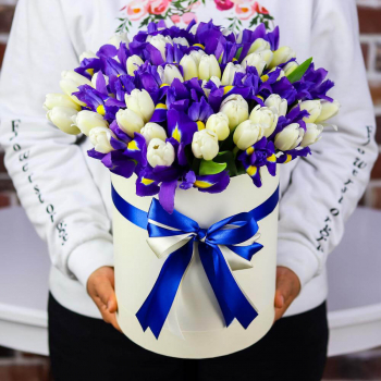 Ирисы с белыми тюльпанами - 101 шт.