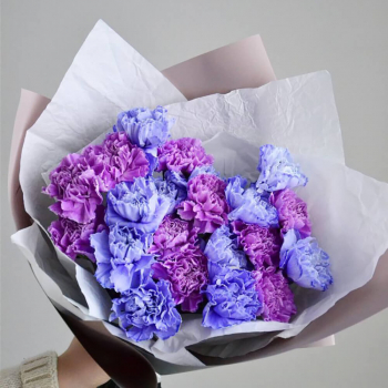 Голубые гвоздики в букете - 19 шт.