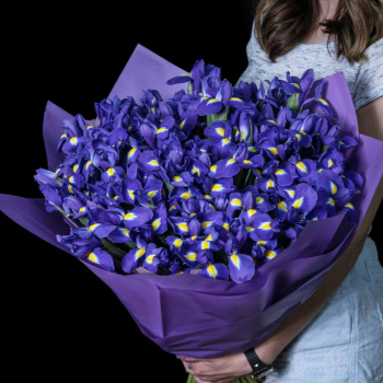101 синий ирис в букете