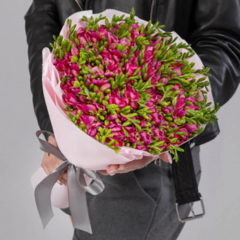 101 розовая фрезия в букете