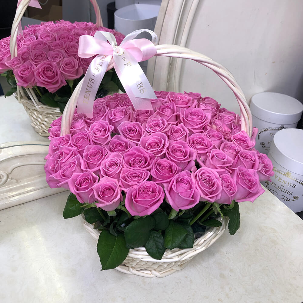 Розовые розы в корзине от 51 шт.