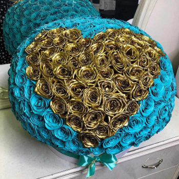 Бирюзовые розы с сердцем от 101 шт.