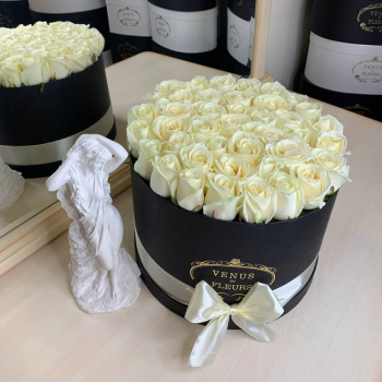 41 белая роза в коробке