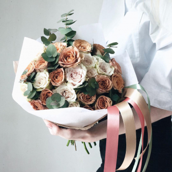 41 бело-кофейная роза в букете