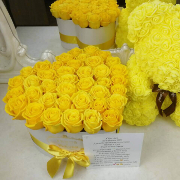 41 желтая роза в коробке - сердце