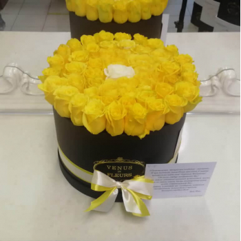 41 желтая роза в коробке с белой 41 желтая роза в коробке с белой