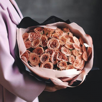41 коричневая роза в букете