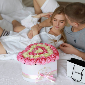 Нежный букет из роз в сердце - 41 шт.