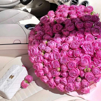 41 розовая пионовидная роза в букете