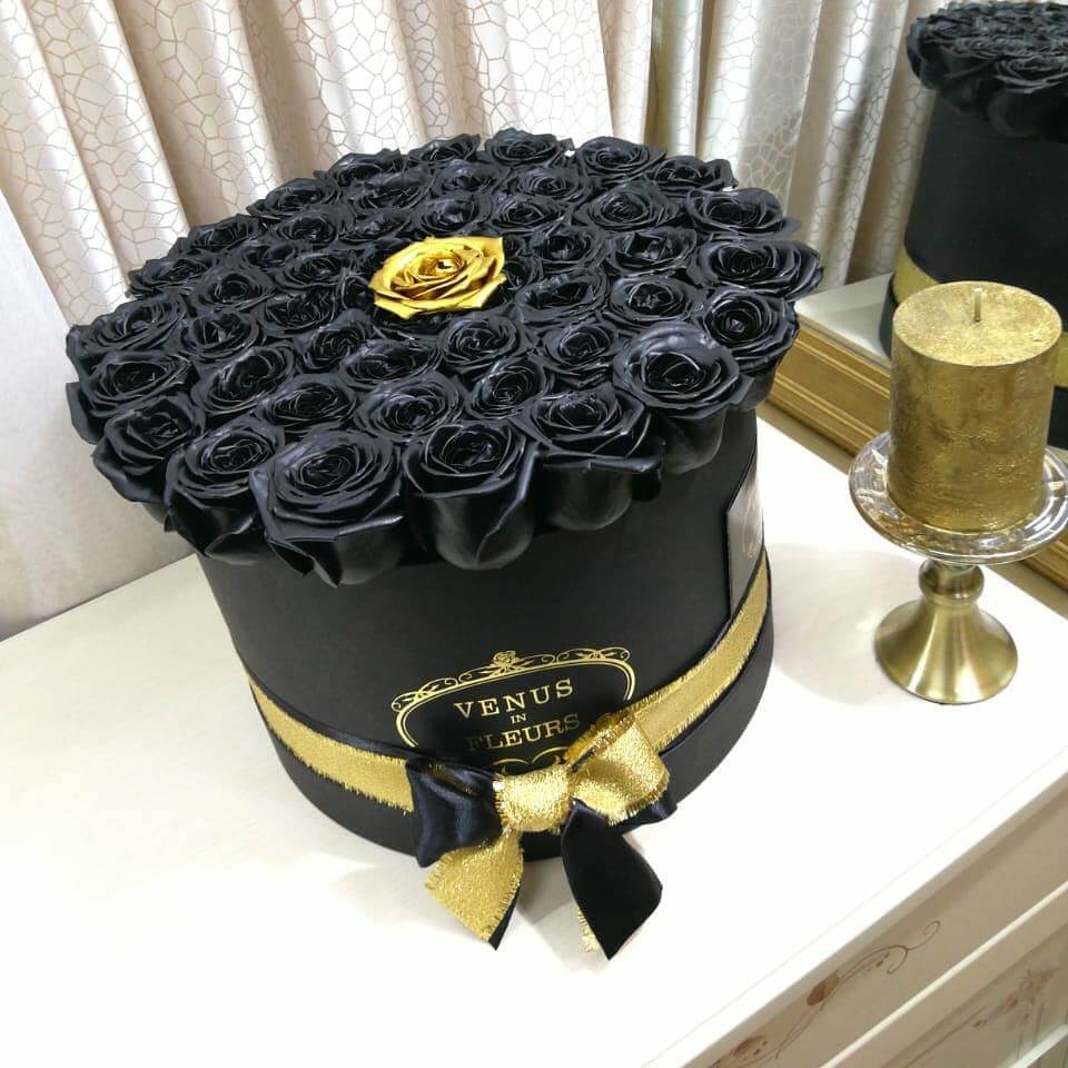 45 черных роз в коробке