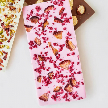 Розовый шоколад с малиной и клубникой Розовый шоколад с малиной и клубникой