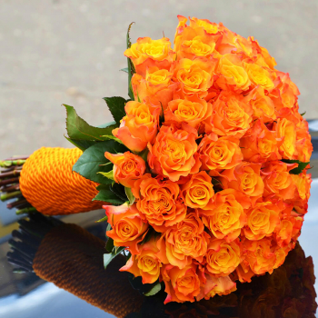 Букет невесты из ярких роз - 29 шт.