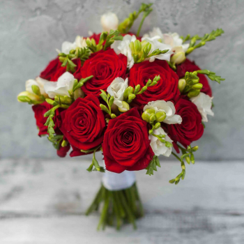 Букет невесты из роз и фрезий - 35 шт.