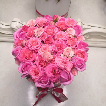 Кустовые розы в коробке - 29 шт.