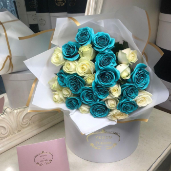 Бело-бирюзовые розы в букете - 31 шт