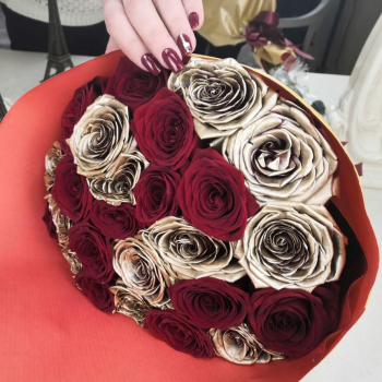 Красно-золотые розы - 31 шт.
