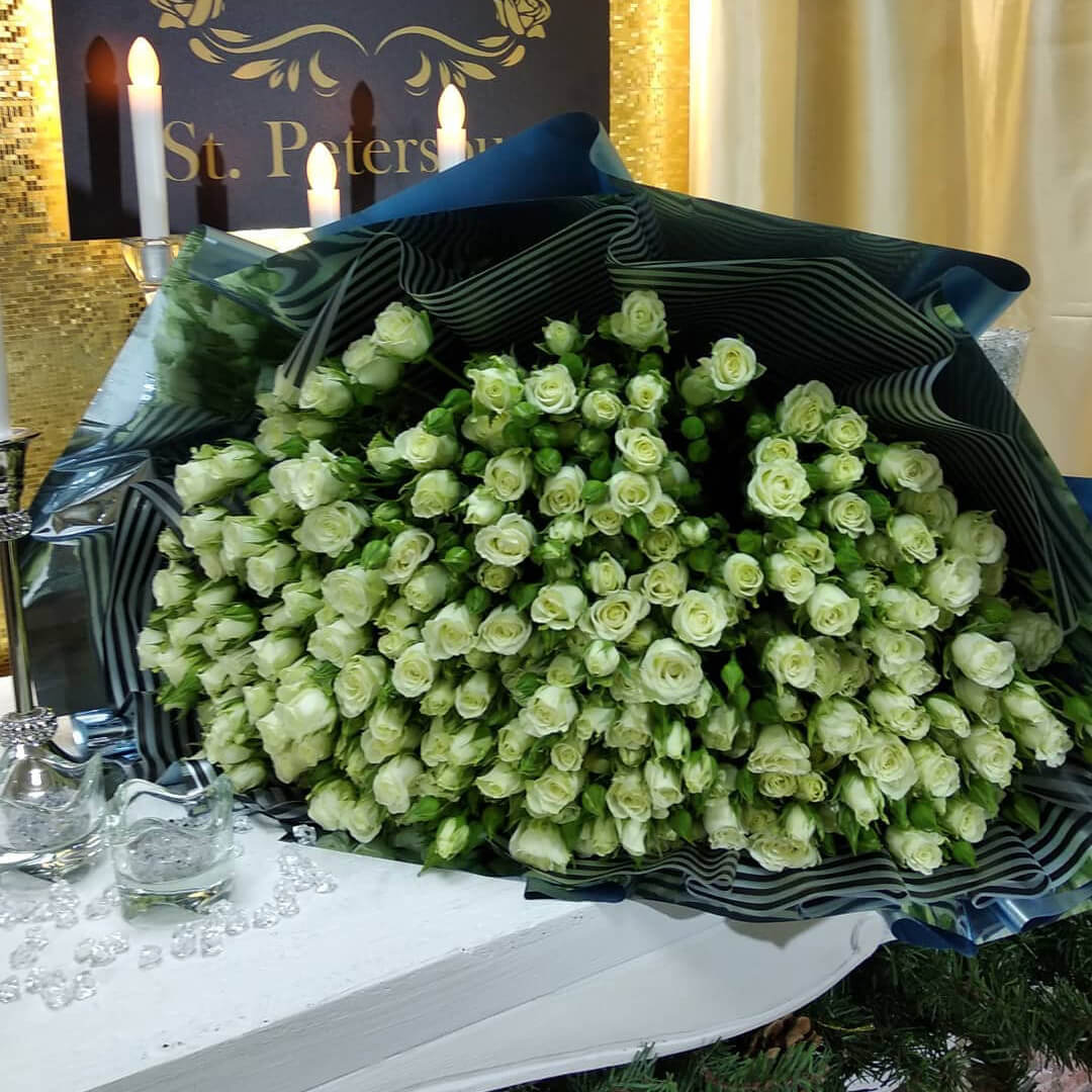 81 белая кустовая роза в букете